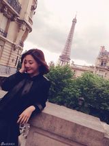 组图：邓家佳现身巴黎街头 轻颦浅笑尽显优雅