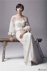 组图：万茜中秋写真复古女神范儿十足