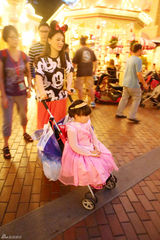 组图：王诗龄玩转迪士尼 变身睡美人获赞小公主