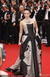 组图：章子怡灰墨裹胸裙走红毯妆容精致