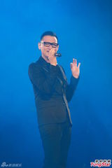 组图：陈慧娴张学友亲吻无顾忌 演唱会变老友会