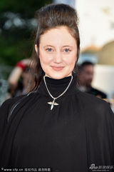 组图：威尼斯开幕红毯 女星安德丽亚着黑色长裙