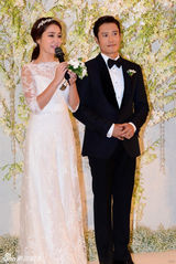 组图：李秉宪妻子李珉廷返韩 挽手老公满面春风