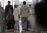 组图：伊能静小鸟依人帮秦昊整理面容大秀恩爱