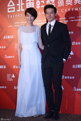 组图：台影奖郭采洁花裙俏皮 许玮宁深V性感