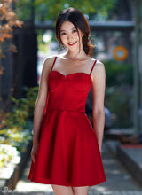 组图：王昱淇红裙出街 简约风格展少女气质