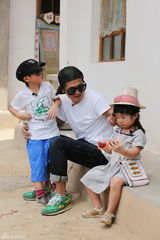 组图：吴妈跟驴交朋友 萌娃带宝宝变小家长