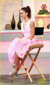 组图：杰西卡-阿尔芭着深V粉裙秀沟 开心甜笑变小女孩