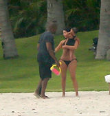 组图：卡戴珊当众豪放整泳衣 一家三口其乐融融