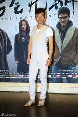 组图：《后会无期》首映发布会 韩寒牵狗走红毯