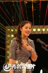 组图：葛天济南参加选秀 环肥高挑笑容满面