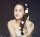 组图：王力可纯情大片 花朵造型尽显天真