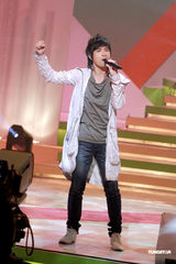 幻灯图：古巨基出席活动绯闻女友到场 官恩娜出书