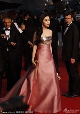 组图：范冰冰亮相红毯 粉色拖地长裙甜美高贵