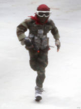 组图:朱莉养子马克多斯迷彩服配散弹枪帅气十足