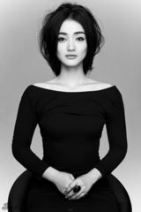 组图：朱杰最新优雅大片曝光 黑白光影凸显知性气质