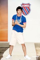 幻灯图：阳光型男凤小岳走秀大展运动风