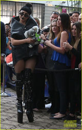 组图：Gaga销魂哥特装 黑唇似毒药 高跟如利剑