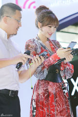 组图：柳岩为CJ性感站台 遭宅男熊抱跪地求婚