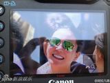 组图：王菲李亚鹏出席嫣然活动 橘色衬衣抢眼