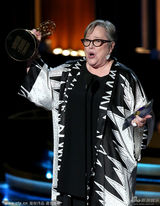 组图：凯西-贝茨获迷你剧电视电影最佳女配