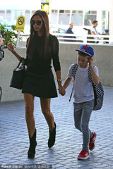 组图：小七粘老爸不让拍照 辣妹牵儿子秀大长腿