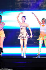 组图：蔡依林金曲性感献唱 高贵变狂野10歌9脱