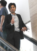 组图：金城武即视感！陈柏霖翘兰花指整裤腰带