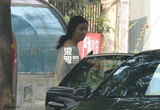 组图：小陶虹素颜开豪车外出 用毛巾拉女儿