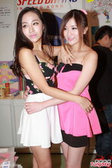 组图：YogurtGirls成员互摸亲吻宣传新书