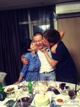 组图：文章马伊琍夏威夷受款待 不时耳语显亲密