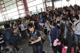 组图：李宇春潮装出征戛纳 黑超掩面机场遭围堵