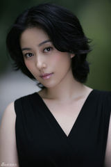 组图：丁柳元气质写真诠释知性女神风采