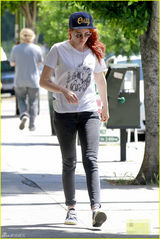 组图：克里斯汀-斯图尔特休闲装扮 纹身吸睛