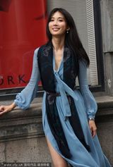 组图：林志玲高开叉长裙秀玉腿 卖萌比V显童趣