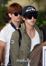 组图：东方神起孔侑等现身 胡茬微露不拘小节