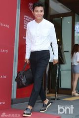 组图：韩星申敏儿朴韩星清新亮相笑容甜