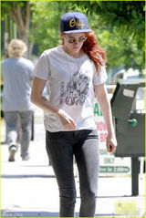 组图：克里斯汀-斯图尔特休闲装扮 纹身吸睛