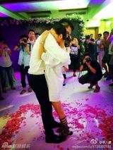 组图：张嘉倪生日被求婚 与男友双双落泪