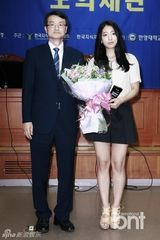 组图：朴信惠参加产权模拟审判 表情严肃认真