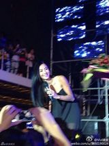 组图：张柏芝到河南商演 低胸露背再显性感