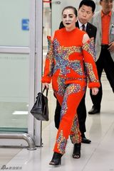 组图：Lady Gaga现身首尔 鼻翼贴大钻闪瞎人眼