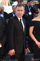 组图：威尼斯开幕红毯 评委蒂姆-罗斯正装现身