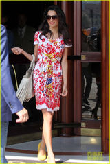 组图：乔治-克鲁尼紧跟妻子宠爱有加 两人欢笑离酒店