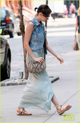 组图：海瑟薇宅女LOOK出街 小辫子俏皮可爱