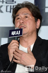 组图：韩星崔岷植携手吕克贝松出席试映会