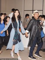 组图：林志玲同神秘男牵手出入 见拍照尴尬微笑