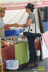 组图：吸血鬼伊恩与女友逛街 小两口亲密居家