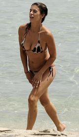 组图：女主播比基尼豪放露点 胸部浑圆肉贴男友