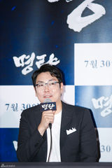 组图：崔岷植李贞贤亮相《鸣梁》试映会